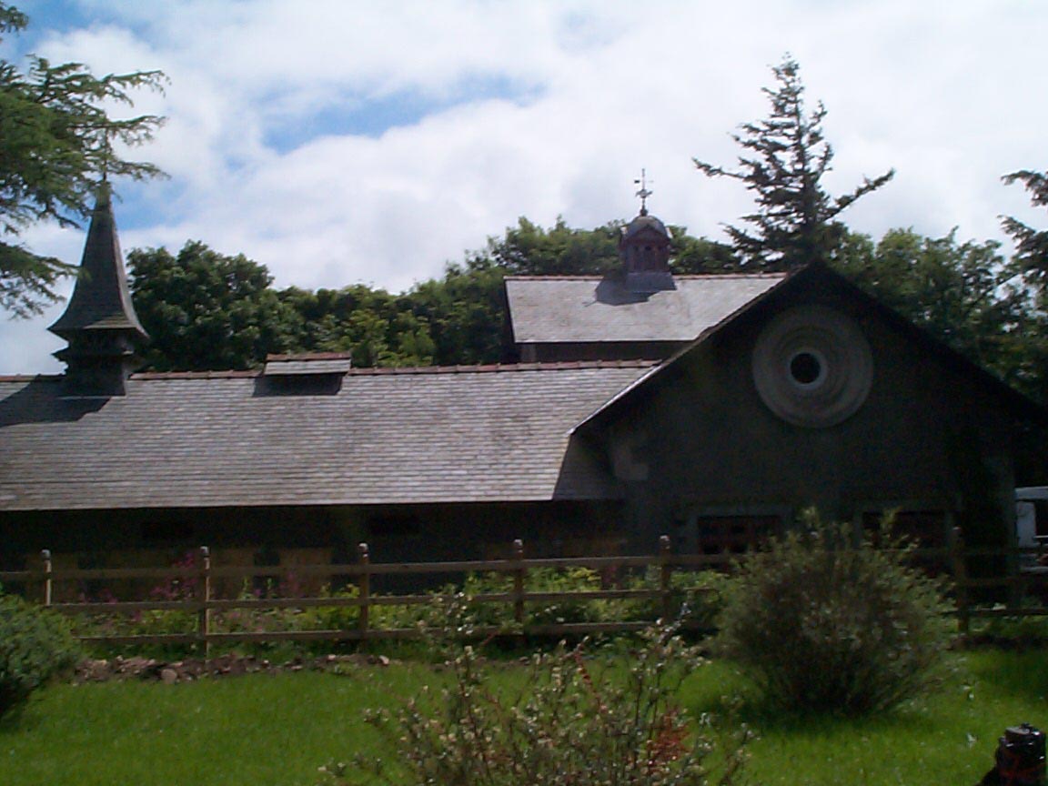 Stable roof